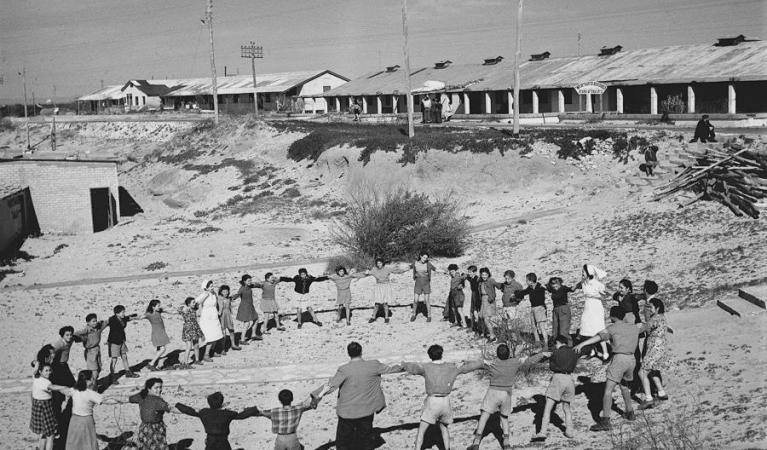 -זולטן קלוגר-עליית הנוער-צעירים רוקדים את ריקוד ההורה במחנה עולים בנתניה-1948