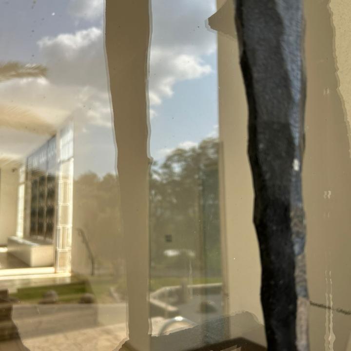 בצילום פרט מתוך דלתות המשכן. יצירתו של דוד פלומבו, שערי ברזל למשכן לאמנות, 1963