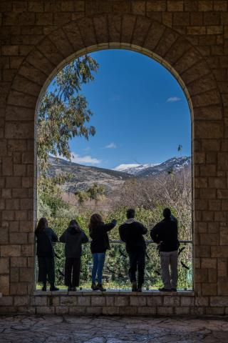אי שם מעבר לקשת - צילום - הנרי זיו כהן - בית אוסישקין