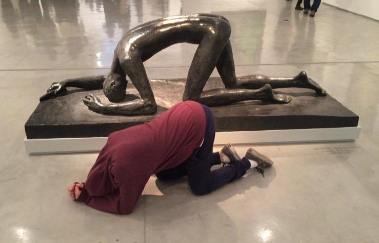 משתתפת בפעילות מחקה את התנוחה של יצירתו של אלברטו ג'אקומטי, "אישה מוונציה מס' 6" (1956), במוזיאון ישראל