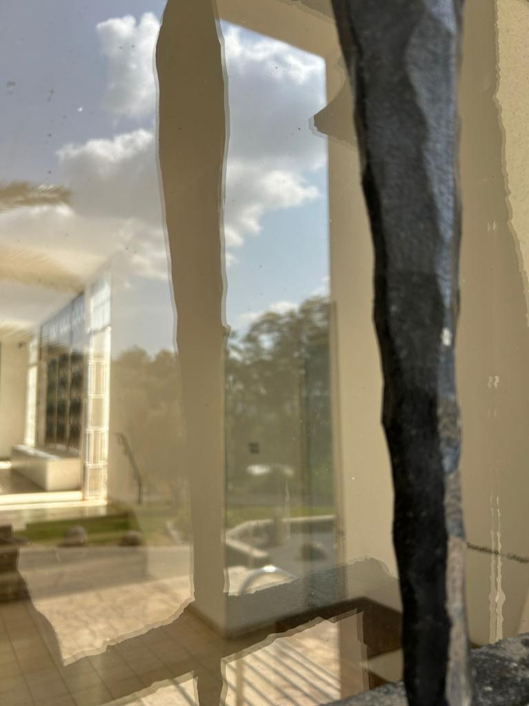 בצילום פרט מתוך דלתות המשכן. יצירתו של דוד פלומבו, שערי ברזל למשכן לאמנות, 1963